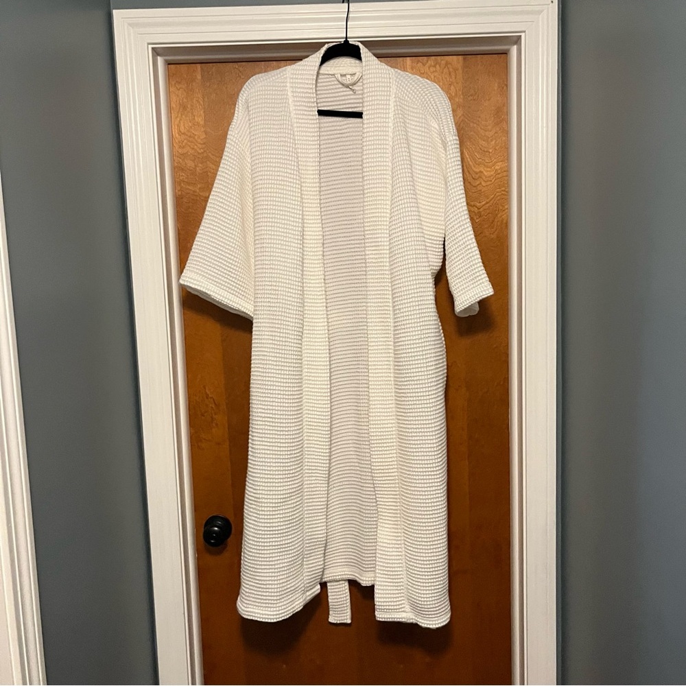 Pottery Barn White Waffle Women’s Robe size large. 100% cotton.